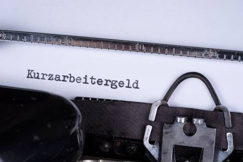 Foto: Schreibmaschine mit Aufschrift Kurzarbeitergeld